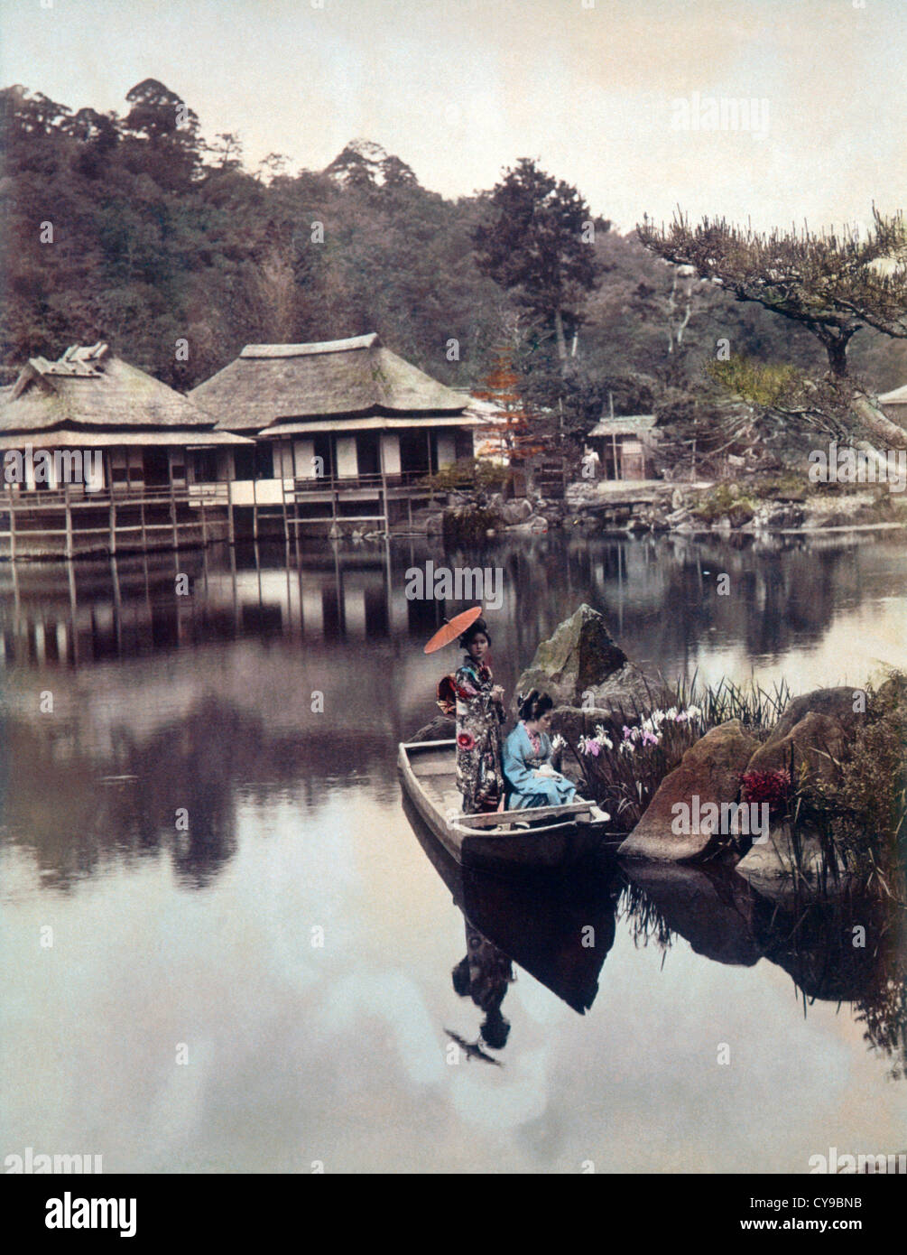 Due donne giapponesi in barca, Hikone Park, shiga, Giappone, 1880 Foto Stock