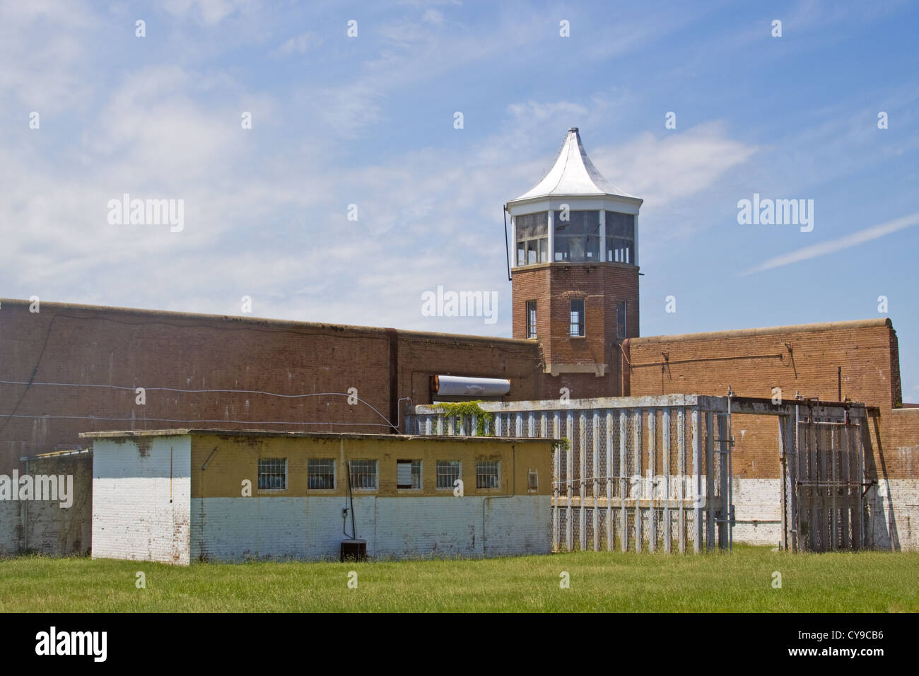 Cancello principale e la torre di guardia presso l'ex Washington DC Dipartimento delle rettifiche al carcere di massima sicurezza struttura situata a Lorton VA Foto Stock