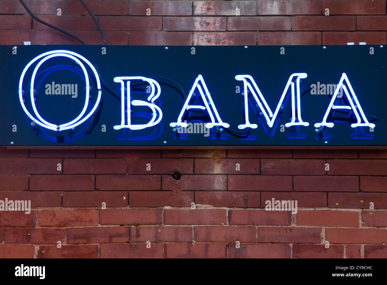 Obama insegna al neon su un rosso un muro di mattoni. Foto Stock