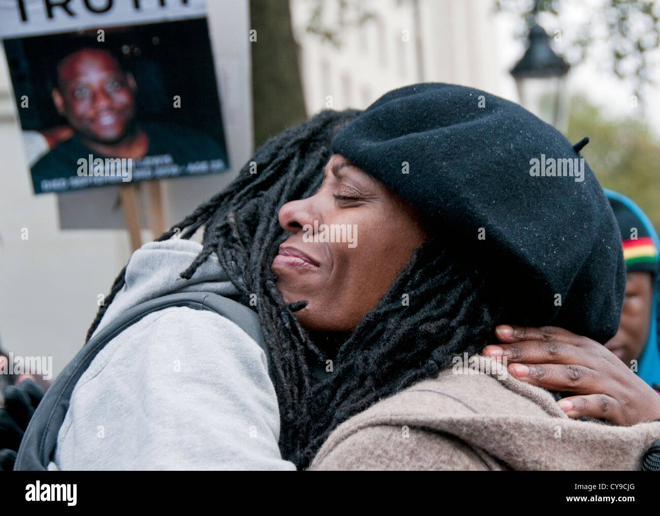 Samantha Rigg sorella di Sean Rigg morto in custodia della polizia 2008 custodia. Xiv annuale di amici e famiglia campagna protestare ancora Foto Stock