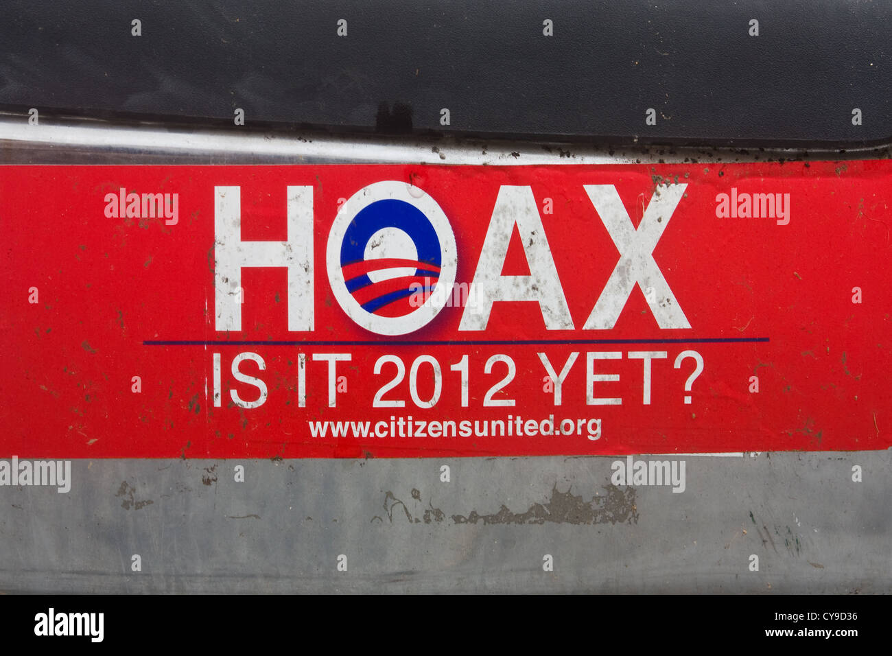 2012 Barack Hussein Obama "Hoax - è 2012 ancora?" campagna politica adesivo su un auto dei paraurti posteriore. Foto Stock