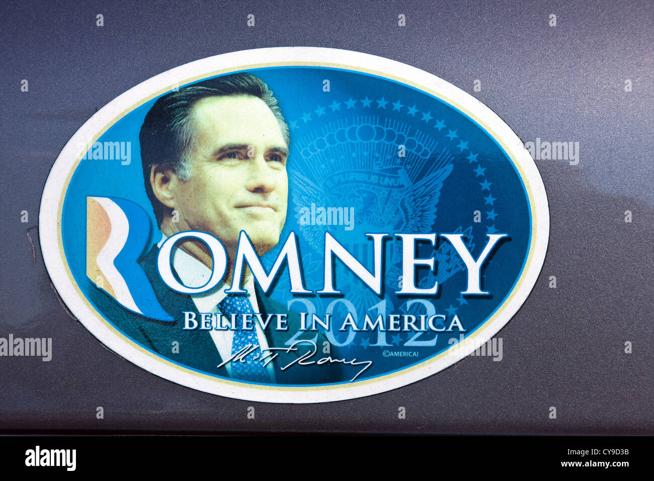 Romney "Credere in America " 2012 adesivo politico su un auto dei paraurti posteriore. Foto Stock