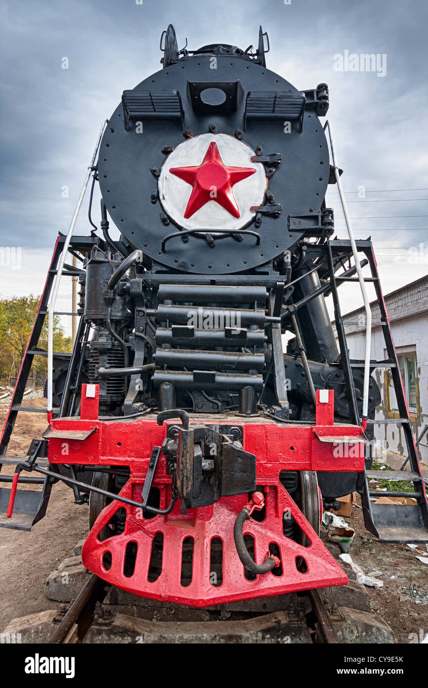 Vecchia locomotiva a vapore con la stella rossa Foto Stock
