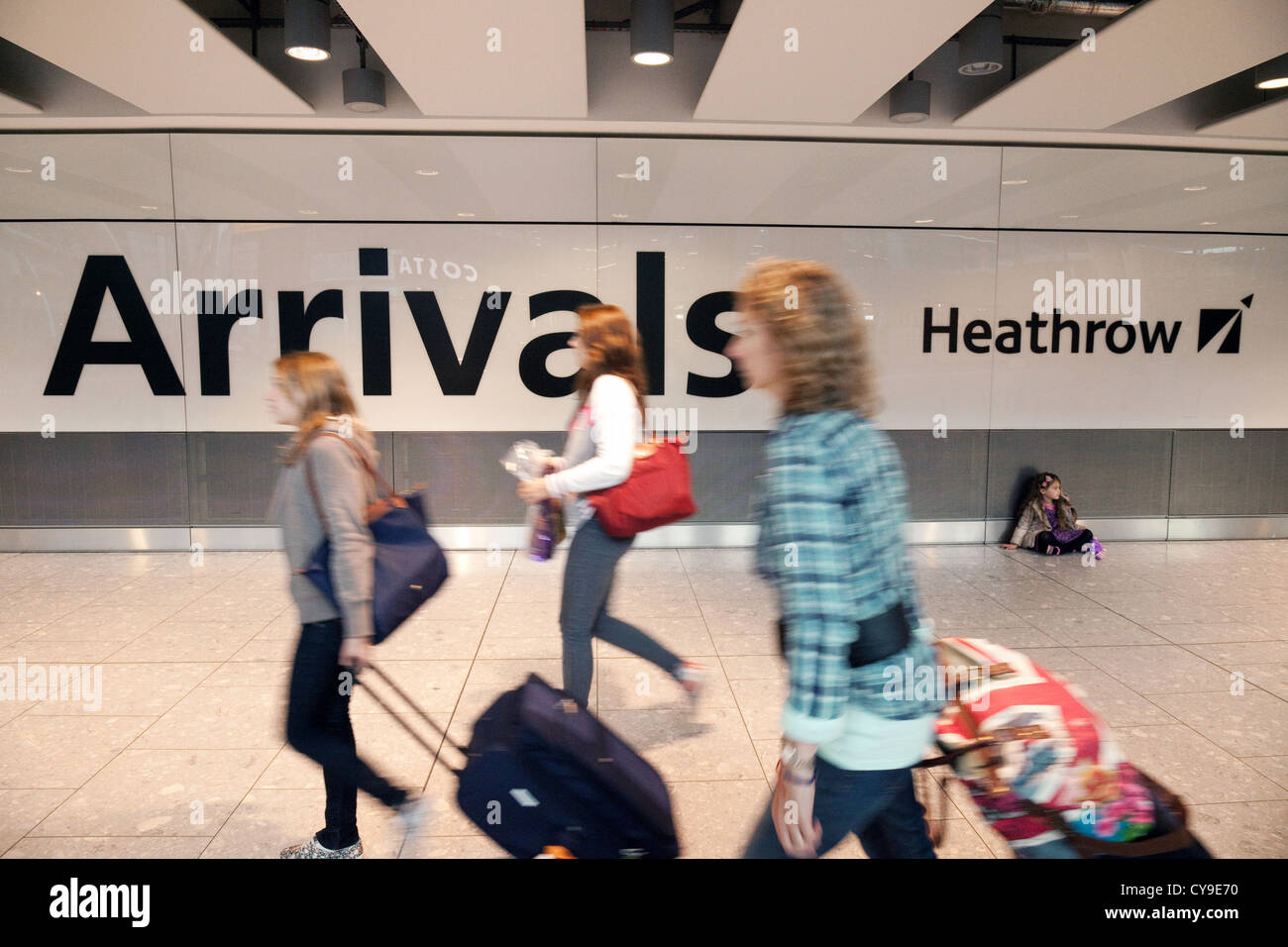 I passeggeri del trasporto aereo in arrivo presso gli Arrivi, terminale 5 T5, l'aeroporto di Heathrow London REGNO UNITO Foto Stock