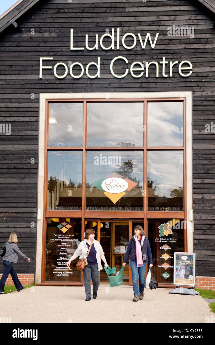 Le donne lo shopping al Ludlow Food Centre, Ludlow Shropshire REGNO UNITO Foto Stock