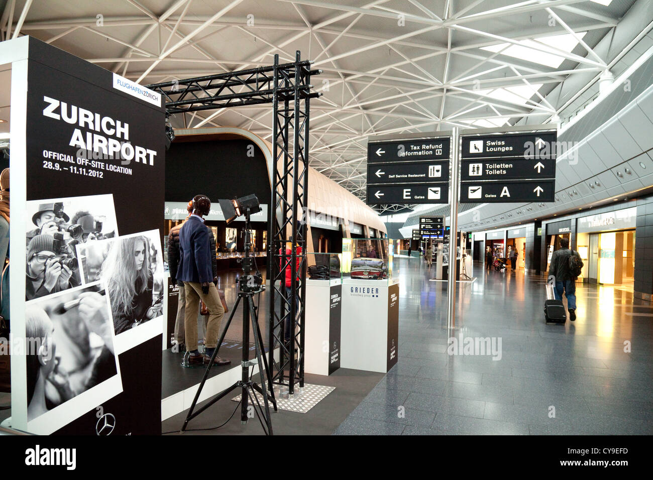 L'interno della sala partenze, aeroporto di Zurigo, Svizzera Europa Foto Stock