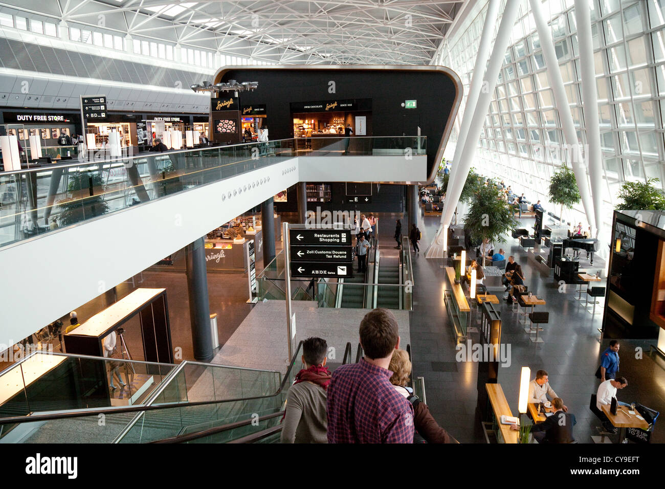 L'interno della sala partenze, aeroporto di Zurigo, Svizzera Europa Foto Stock