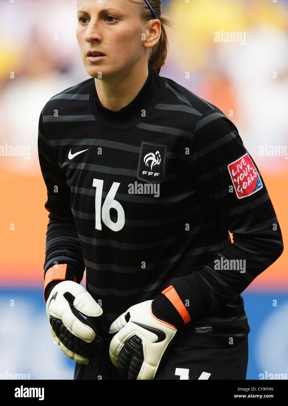 Il portiere francese Berangere Sapowicz in azione durante il terzo posto della Coppa del mondo femminile 2011 contro la Svezia alla Rhein Neckar Arena il 16 luglio 2011 a Sinsheim, in Germania. Solo per uso editoriale. Uso commerciale vietato. (Fotografia di Jonathan Paul Larsen / Diadem Images) Foto Stock