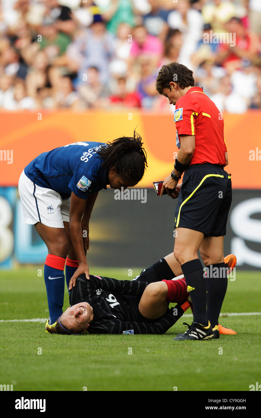 SINSHEIM, GERMANIA - 16 LUGLIO: Il portiere francese Berangere Sapowicz si tiene la caviglia dopo essere stato ferito durante la partita del terzo posto della Coppa del mondo femminile 2011 contro la Svezia alla Rhein Neckar Arena il 16 luglio 2011 a Sinsheim, Germania. Solo per uso editoriale. Nessun push all'utilizzo del dispositivo mobile. Uso commerciale vietato. (Fotografia di Jonathan Paul Larsen / Diadem Images) Foto Stock