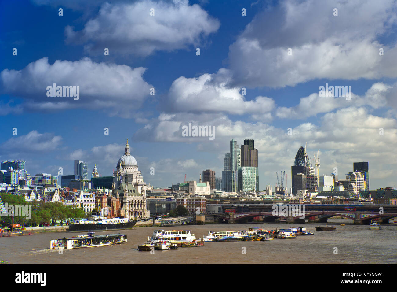 Città di Londra e il fiume Tamigi vista dal ponte di Waterloo con ristorante barca la navigazione a valle London REGNO UNITO Foto Stock