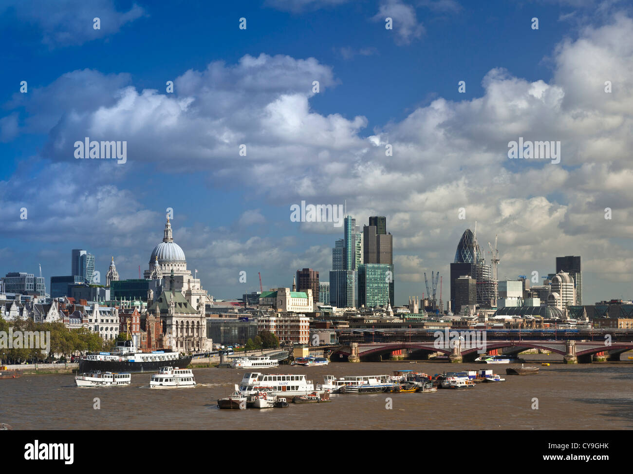 Città di Londra e il fiume Tamigi visto da Waterloo Bridge London REGNO UNITO Foto Stock