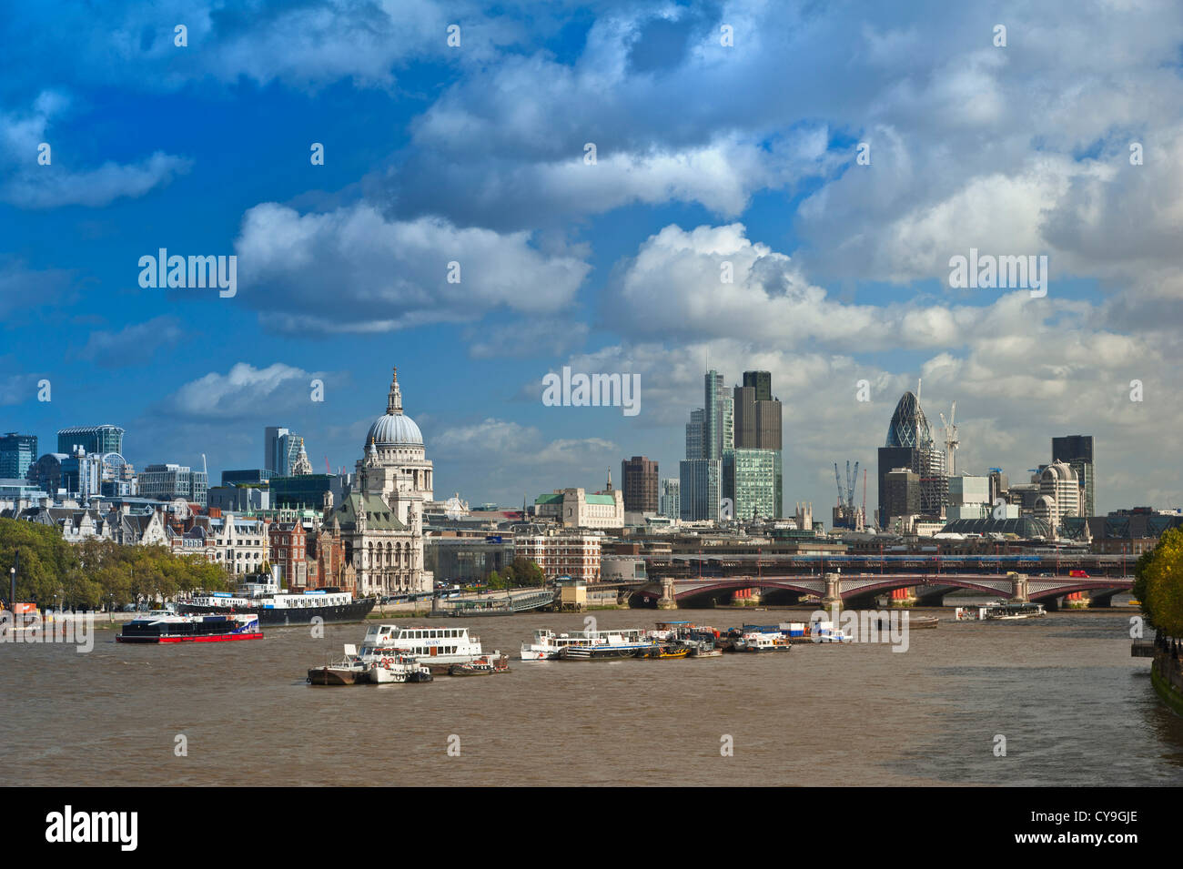 Città di Londra e il fiume Tamigi vista dal ponte di Waterloo con ristorante barca la navigazione a valle London REGNO UNITO Foto Stock
