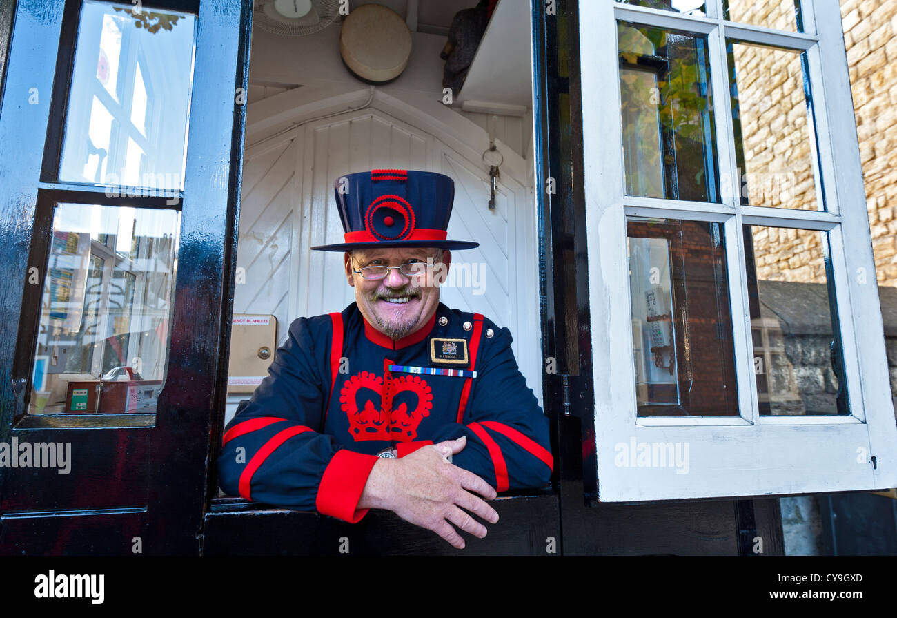 Gioviale Yeoman Warder ( Beefeater) sul dovere nel suo tradizionale punto di controllo di sicurezza stand presso la Torre di Londra City of London REGNO UNITO Foto Stock
