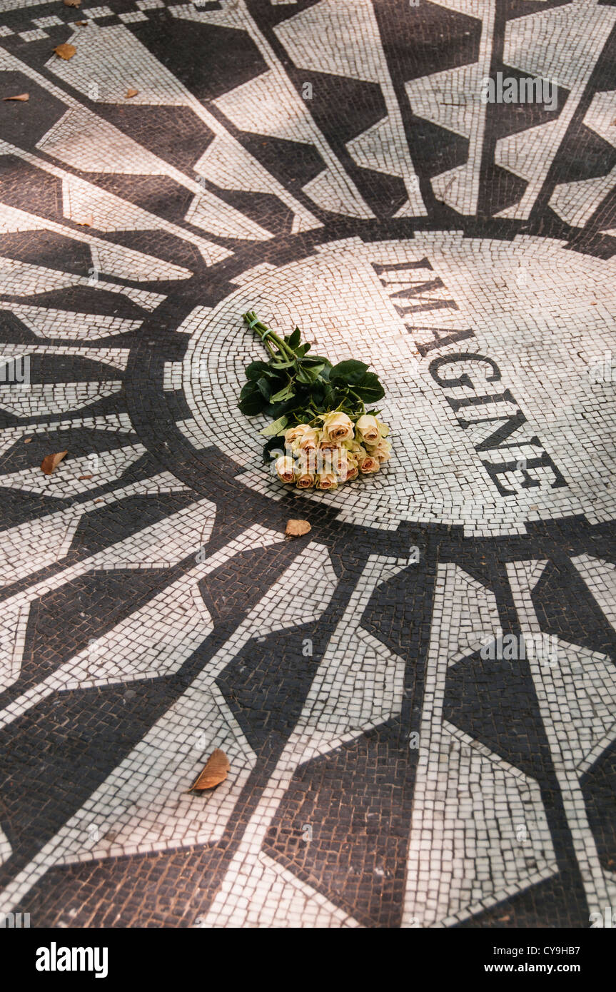 John Lennon memorial mosaico con Rose in Central Park Strawberry Fields . Foto Stock