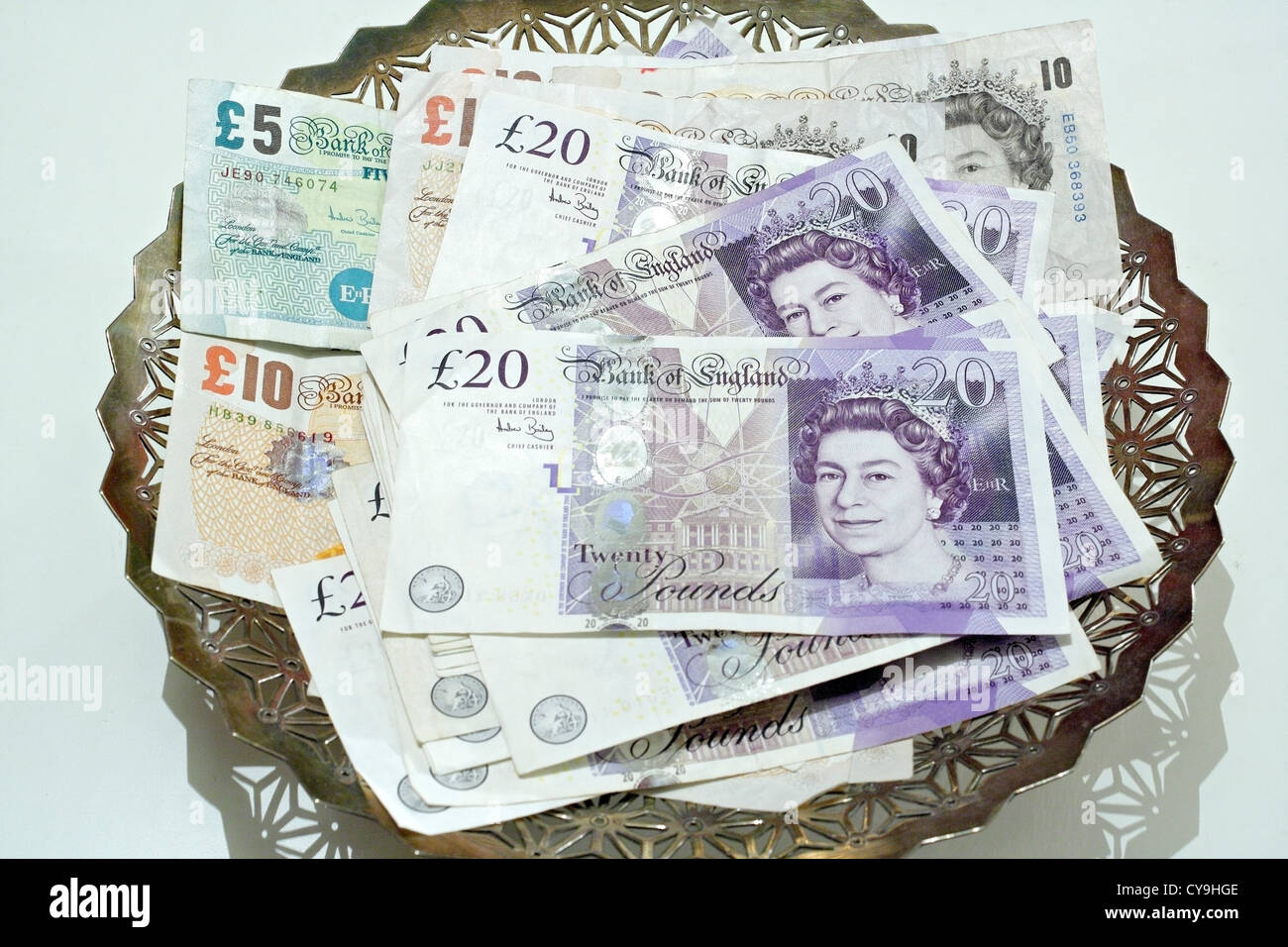 Banca Britannica note £20, £10, £5 nel piatto d'argento Foto Stock