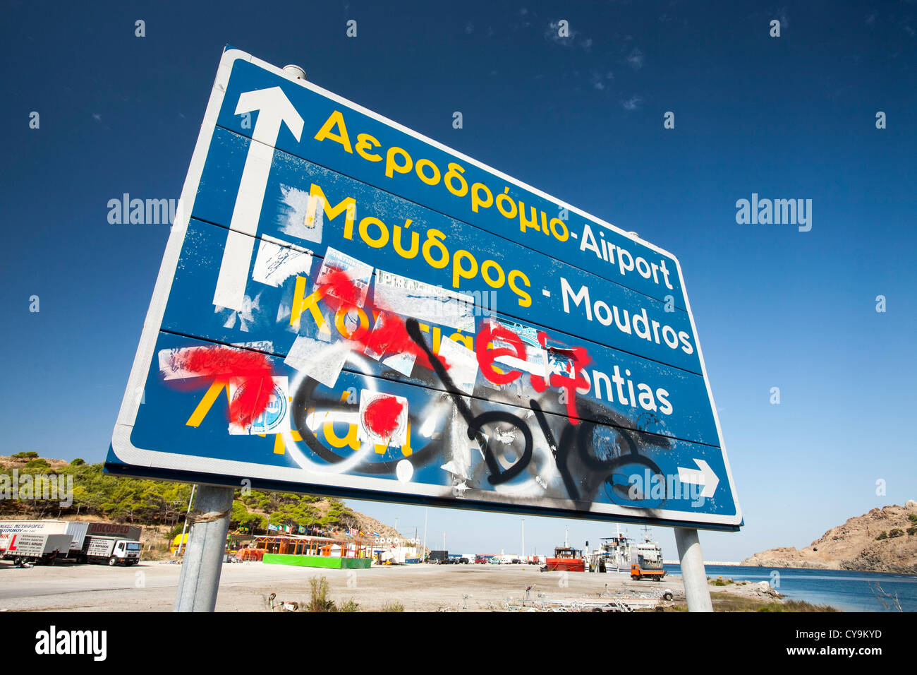 Grafitti su un cartello stradale in Mirina, Lemnos, Grecia. Foto Stock
