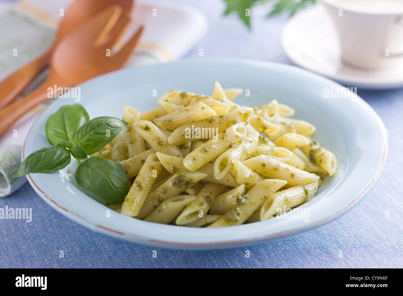 Penne alla salsa di basilico Foto Stock