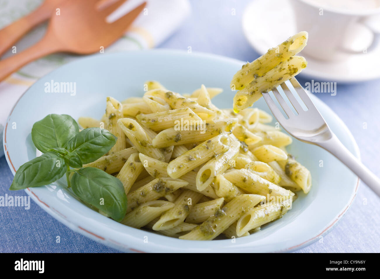 Penne alla salsa di basilico Foto Stock