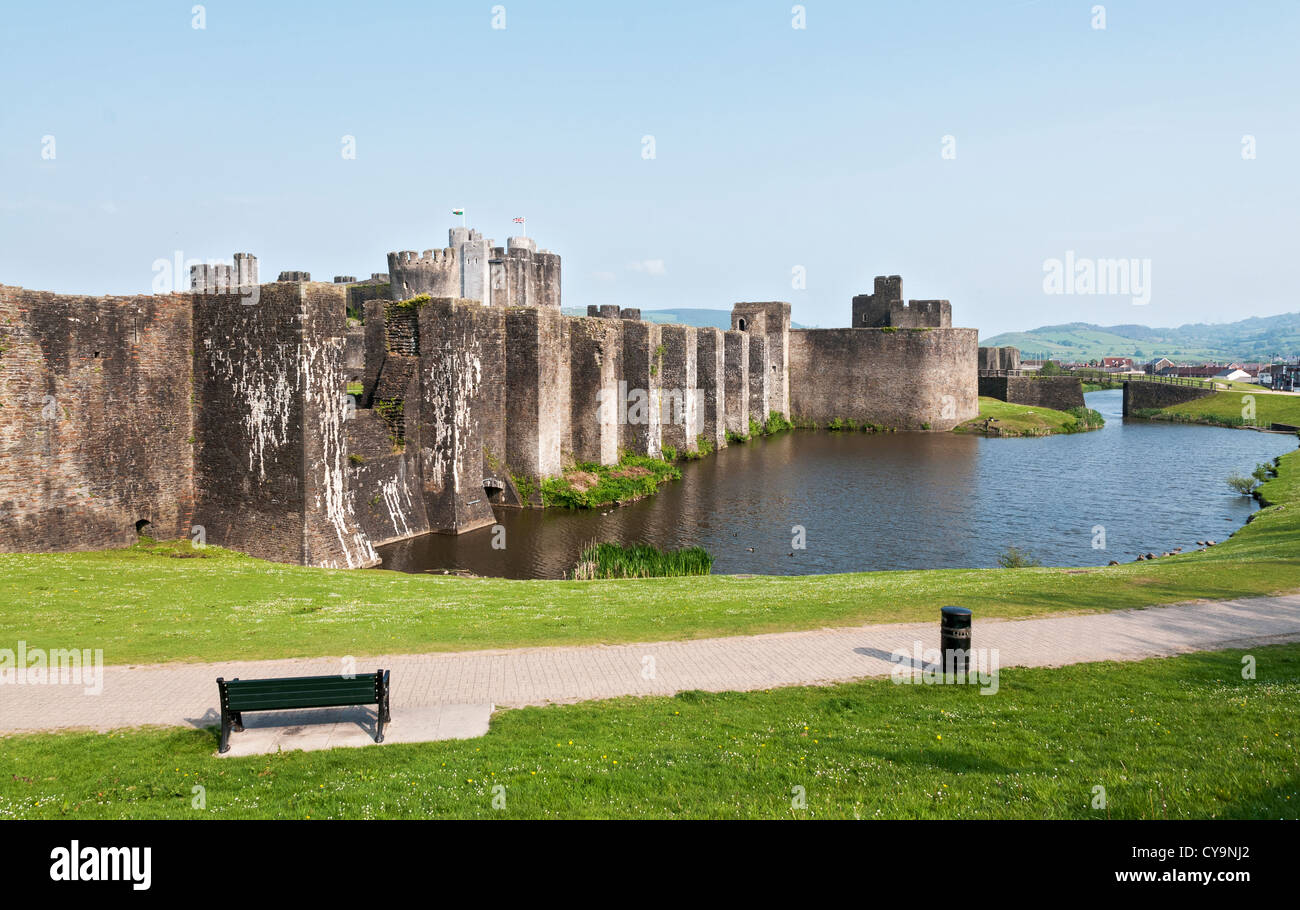 Il Galles, Castello di Caerphilly, iniziò la costruzione del 1268, Fossato Foto Stock