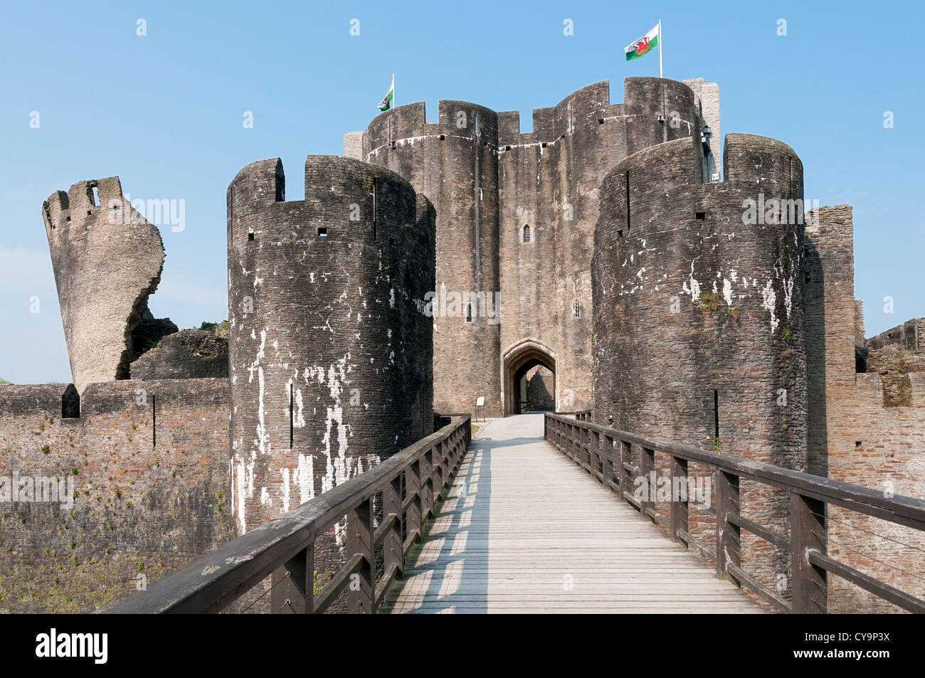 Il Galles, Castello di Caerphilly, iniziò la costruzione del 1268, il ponte sul fossato, bandiera Gallese Foto Stock