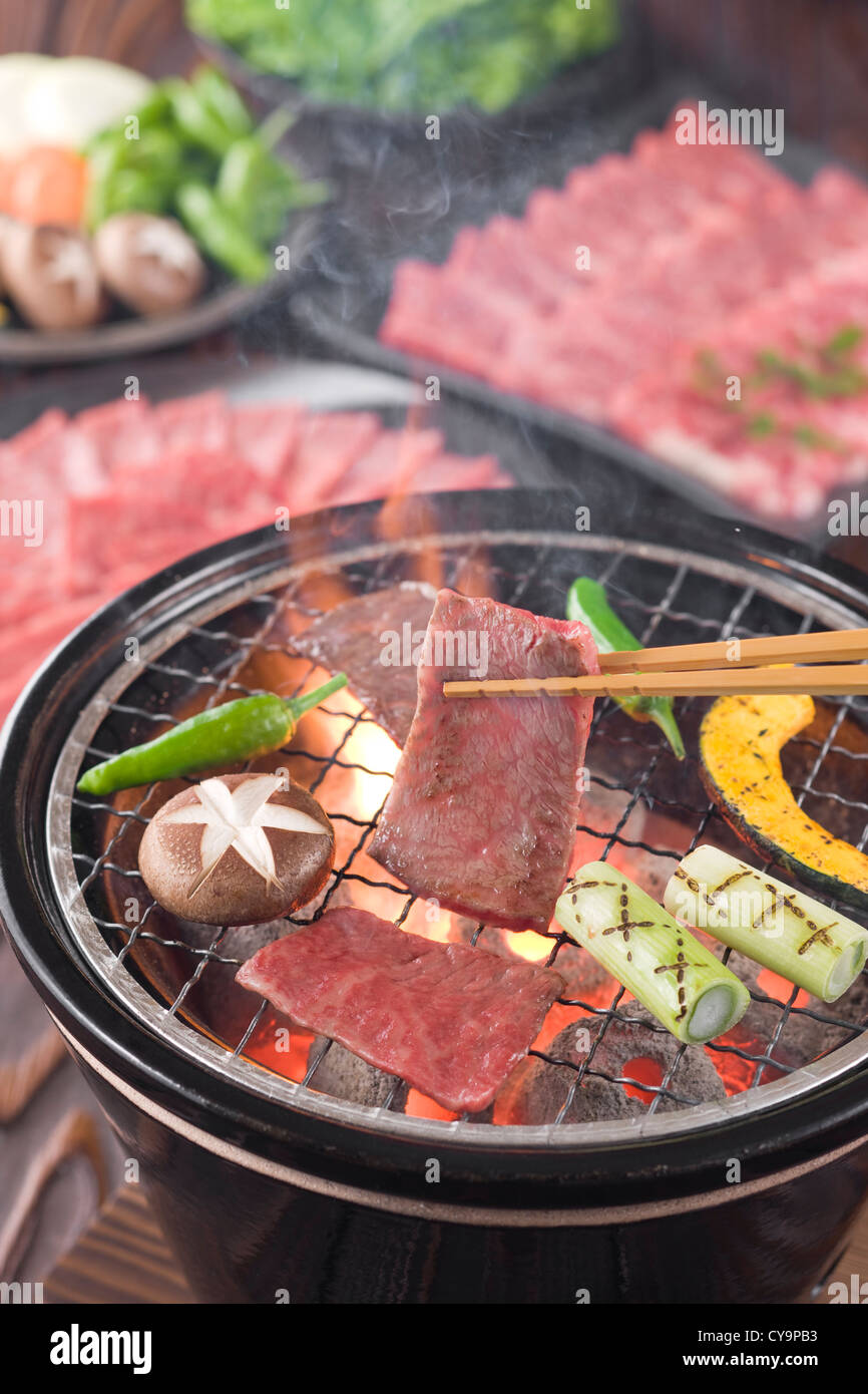Osso-meno nervatura corta di manzo alla griglia sulla brace Foto Stock