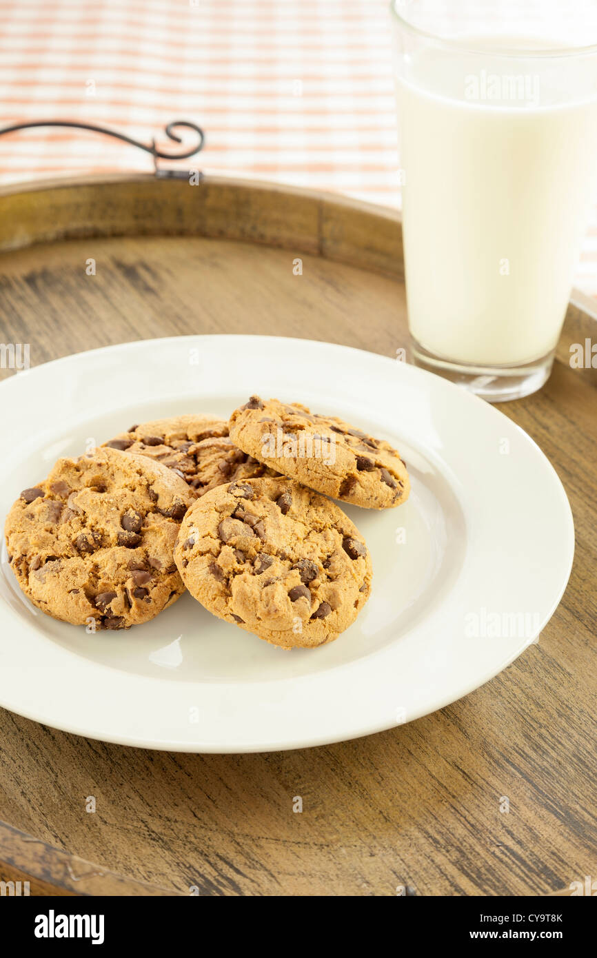 I biscotti al cioccolato e un bicchiere di latte Foto Stock