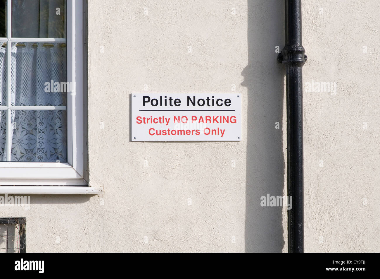 Gentile parcheggio non segno segni avviso terreni privati solo per i clienti Foto Stock