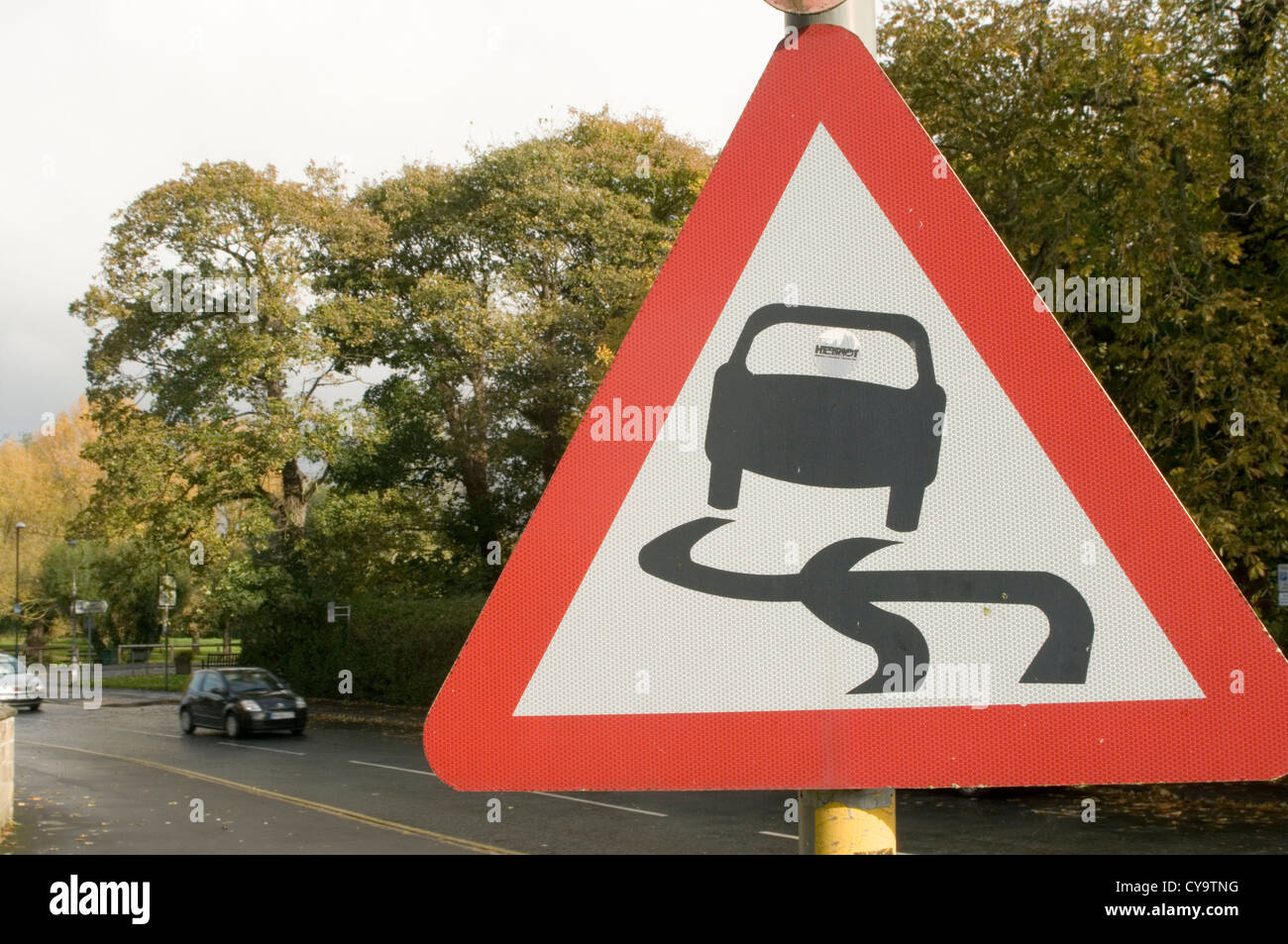 Cartello stradale sdrucciolevole cartello stradale Cartelli cartelli coefficiente di attrito skid slittamento slitta skiddy drift drifting grip della mancanza di strade Foto Stock