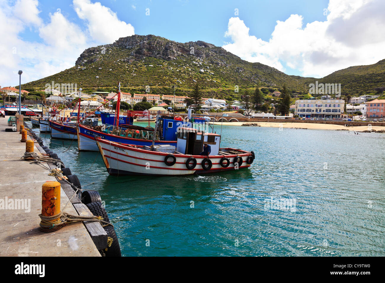 Barche da pesca legato fino alla banchina del piccolo porto di pescatori di Kalk Bay nei pressi di Città del Capo Sud Africa. Foto Stock