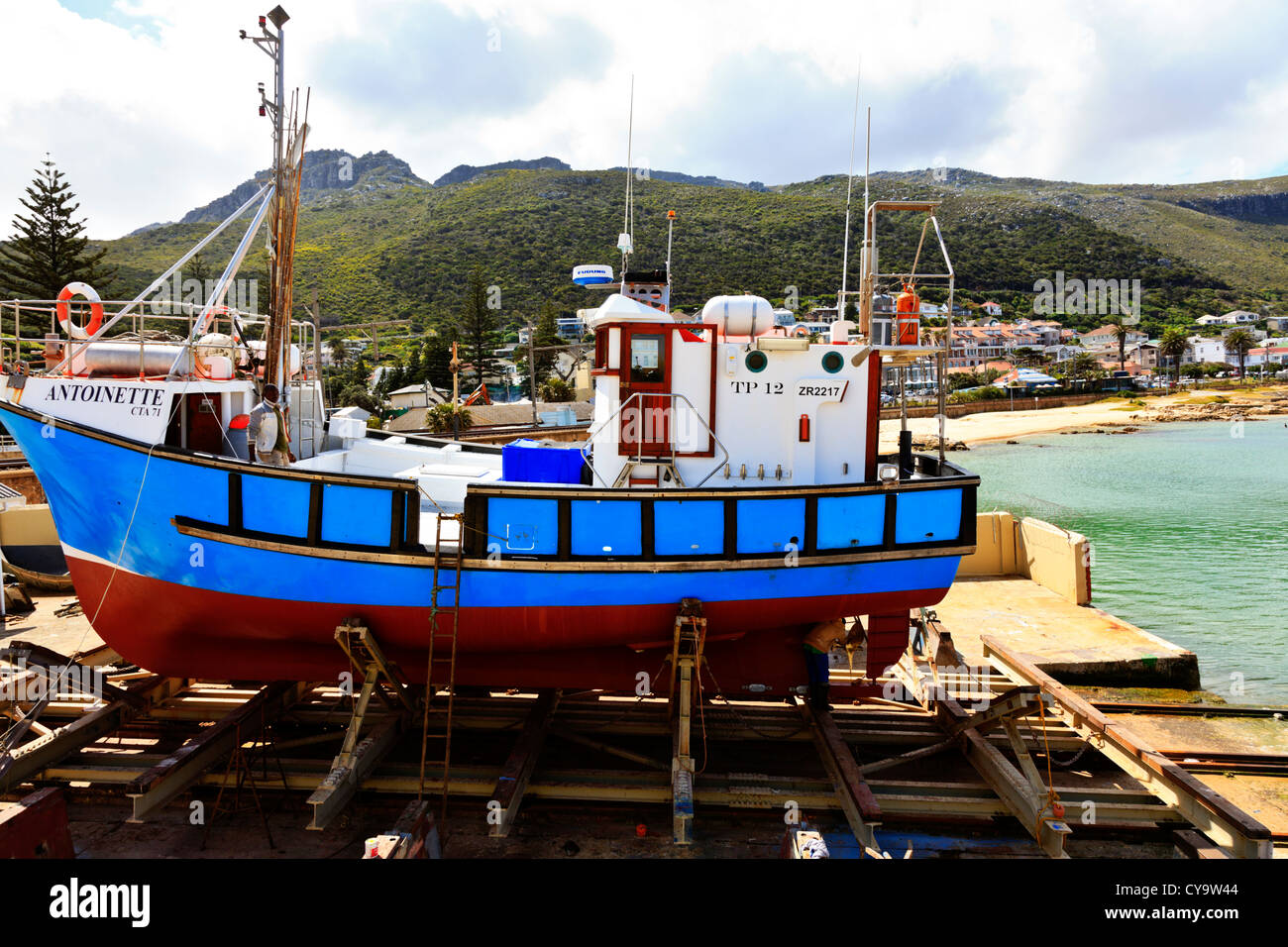 Una barca da pesca su una sorta di scivolo per le riparazioni di Kalk Bay nei pressi di Città del Capo Sud Africa. Foto Stock