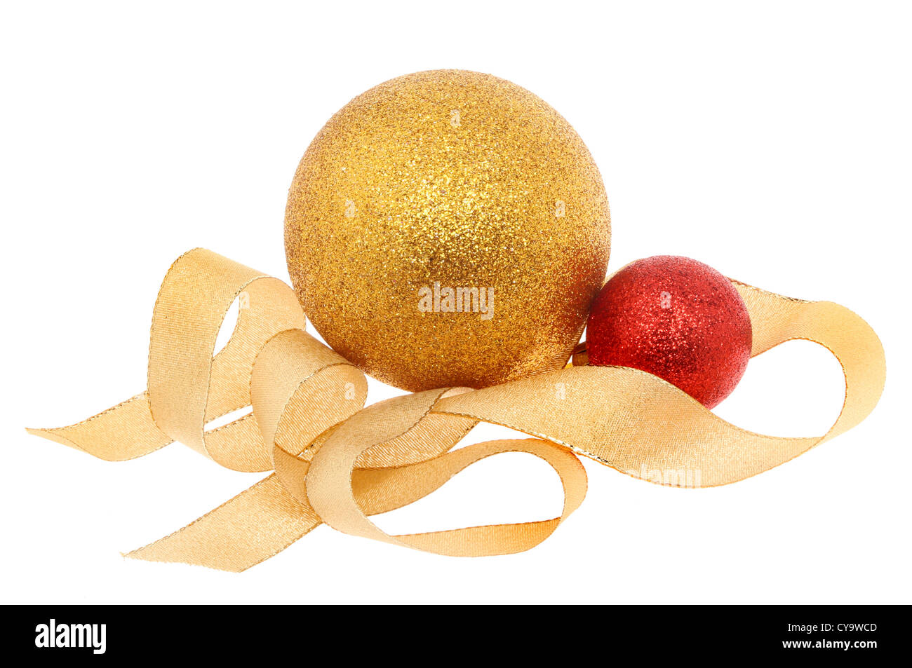 Decorazione di natale di oro e rosso baubles circondato da una spirale di nastro in oro Foto Stock