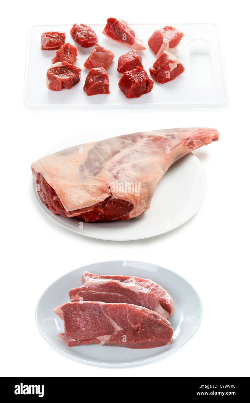 Un grezzo di gamba di agnello, bistecche di carne di agnello e tagliata a dadini di carne di agnello isolato su uno sfondo bianco Foto Stock