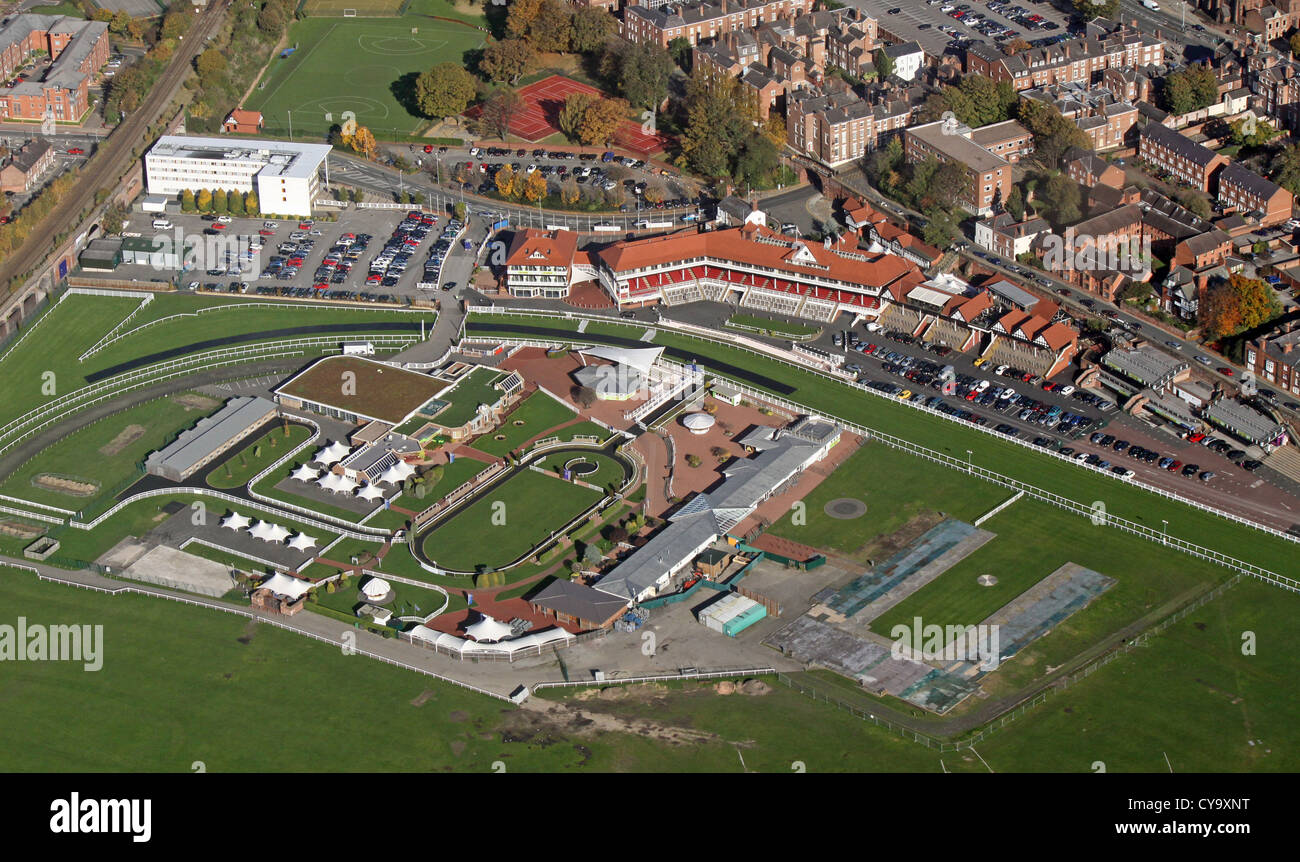 Vista aerea della tribuna a Chester Racecourse, Cheshire, Regno Unito Foto Stock