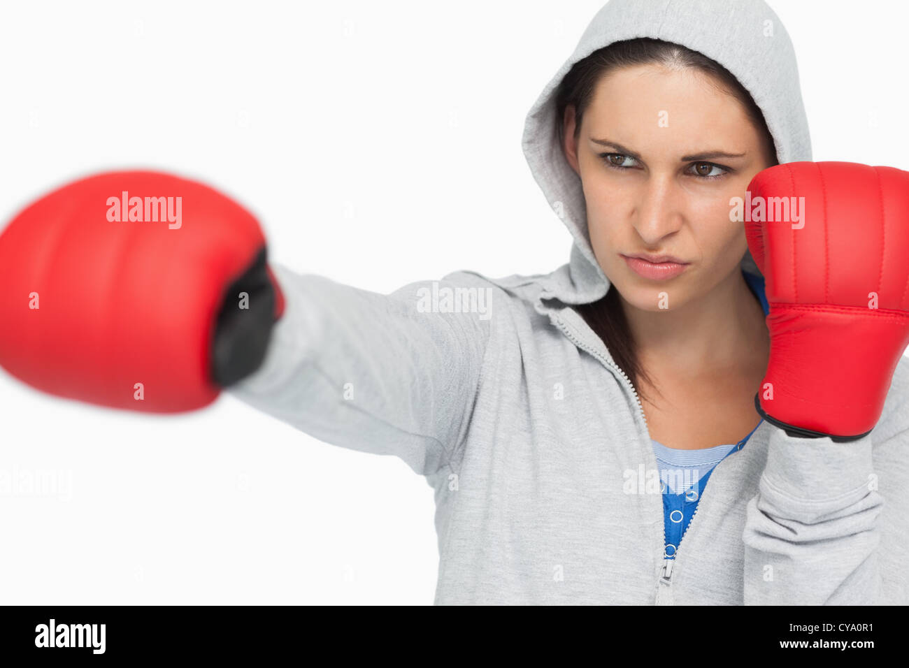 Combattivo brunette in felpa boxe Foto Stock