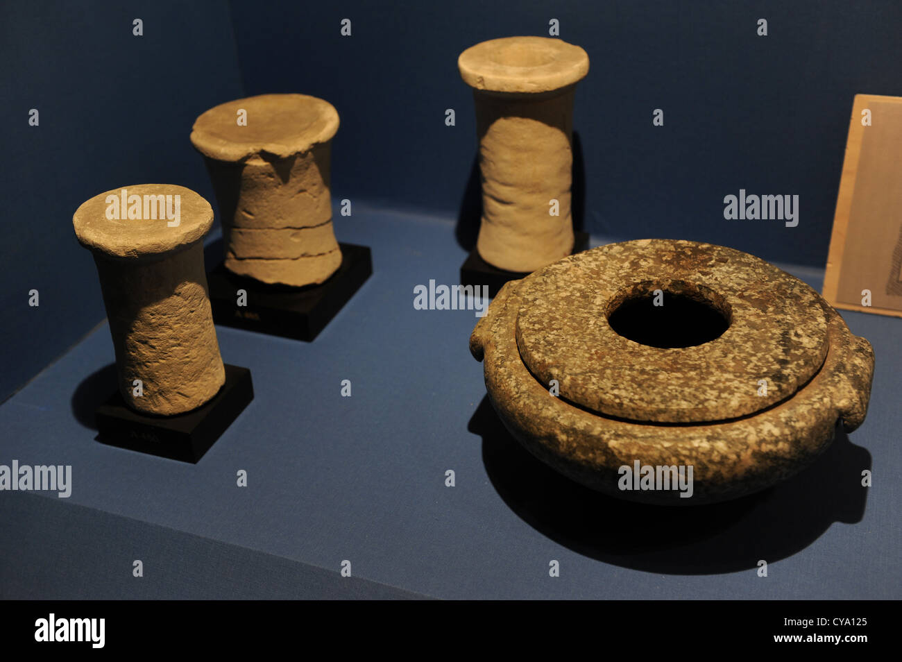 Vasi di calcare e vaso di granito. Tomba 50 di Meidum, Egitto. Regno di Snofru. Antico Regno. Iv dinastia. Foto Stock