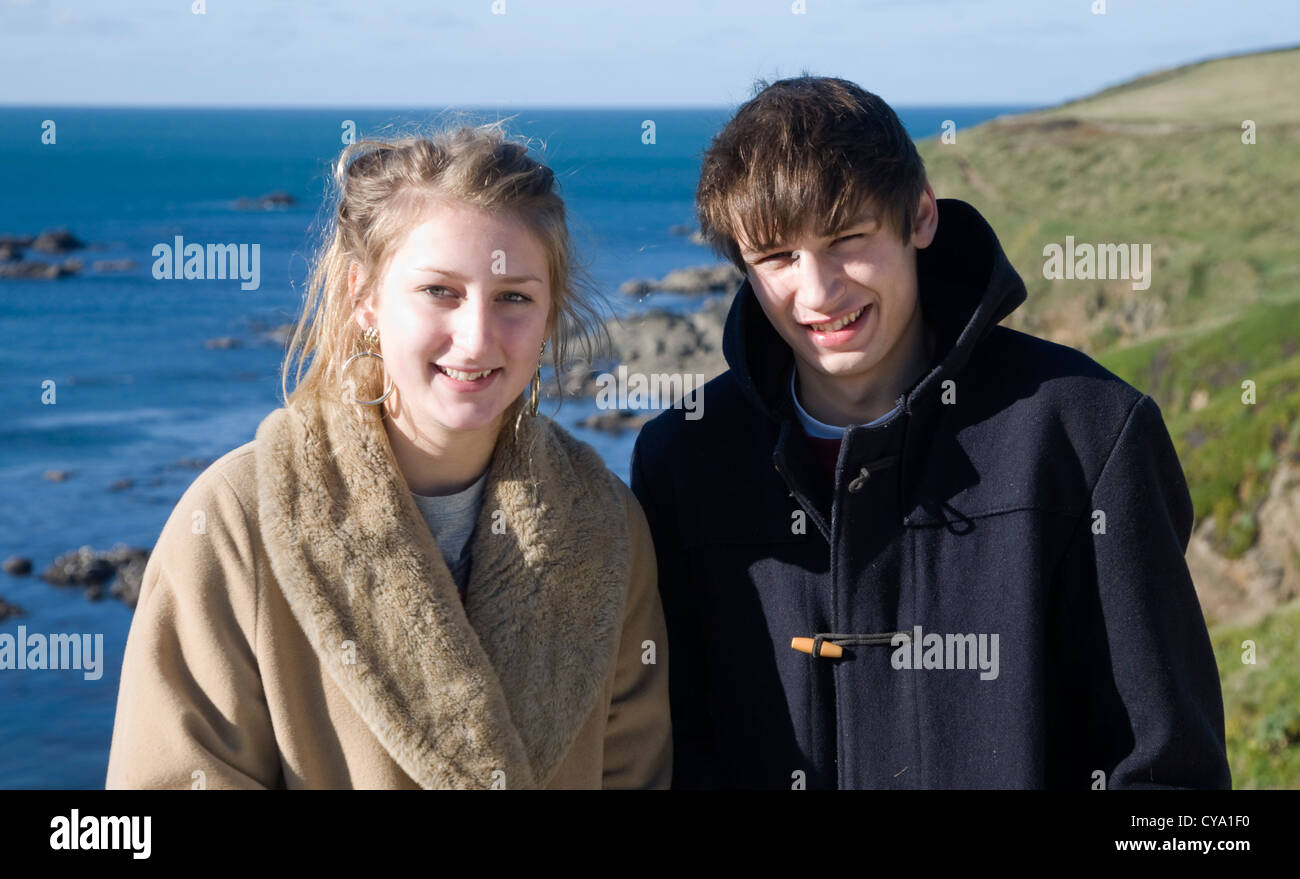 Ragazzo di diciannove anni gemelli ragazza ritratto all'aperto dal mare in cappotti invernali Foto Stock
