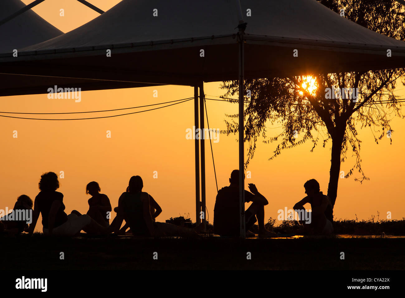 Un tratto e classe di relax al tramonto in un complesso di vacanza in Mirina su Lemnos, Grecia. Foto Stock