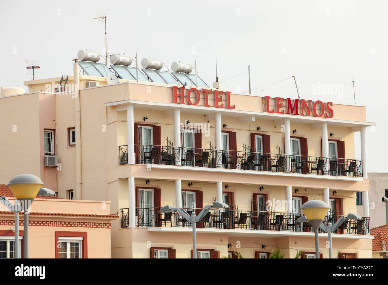 Solat pannelli termici per il riscaldamento di acqua su un tetto di hotel in Mirina, Lemnos, Grecia. Foto Stock