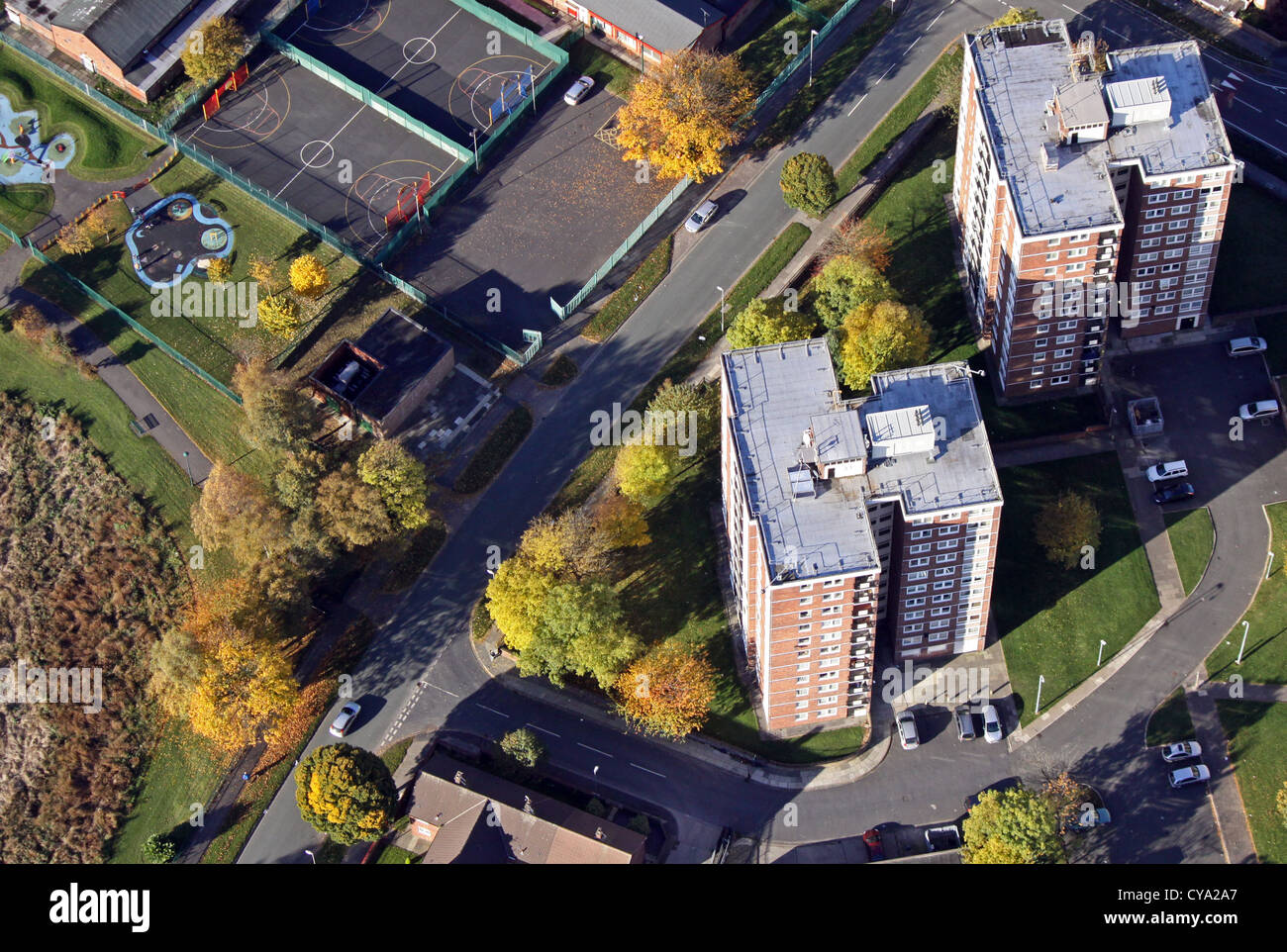 Vista aerea della torre di blocchi con colori autunnali, area di Liverpool Foto Stock
