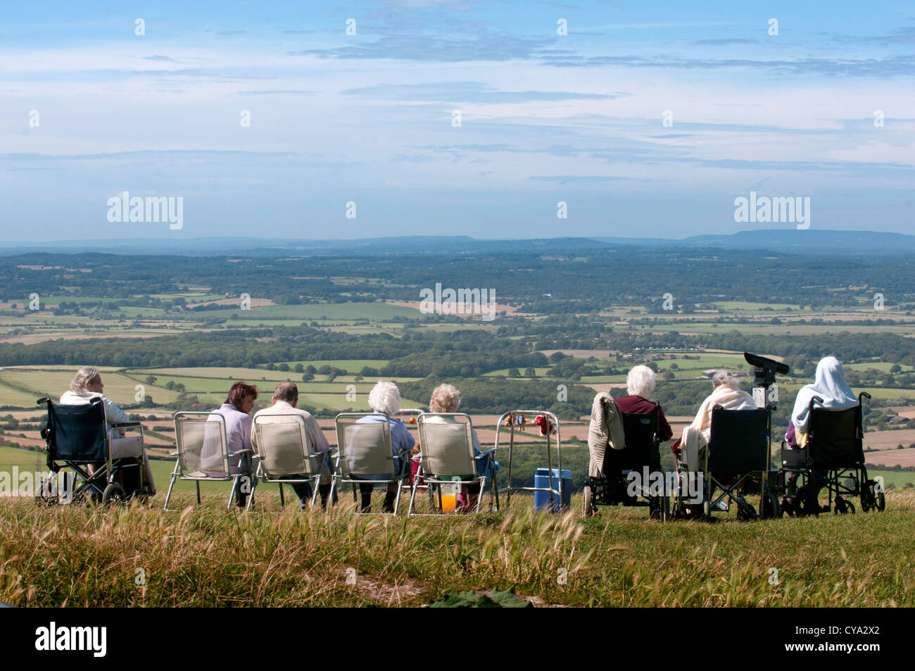 I pensionati godendo una giornata fuori sulla sommità del South Downs a Devil's Dyke, vicino Brighton East Sussex. Foto Stock