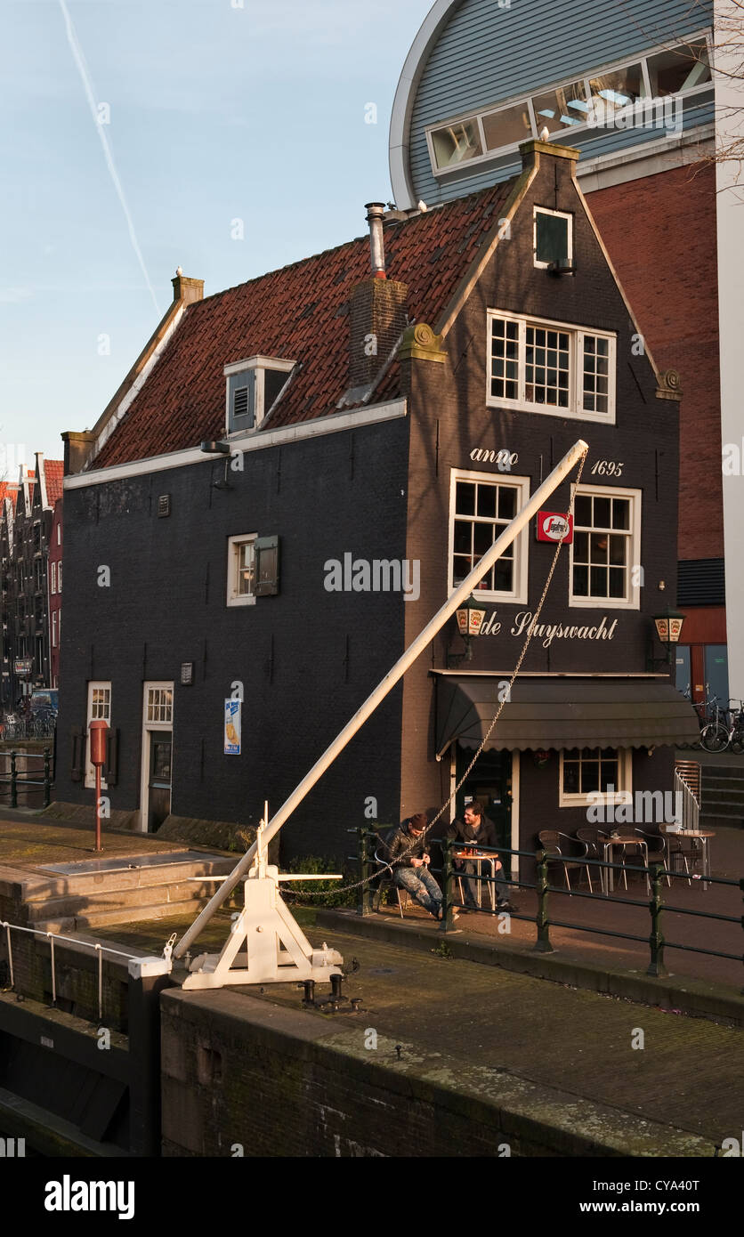 Il Cafe de Sluyswacht, nel centro di Amsterdam, nei Paesi Bassi, risale al 1695 ed era originariamente la casa del maestro di serratura (sluyswachterhuisje) Foto Stock