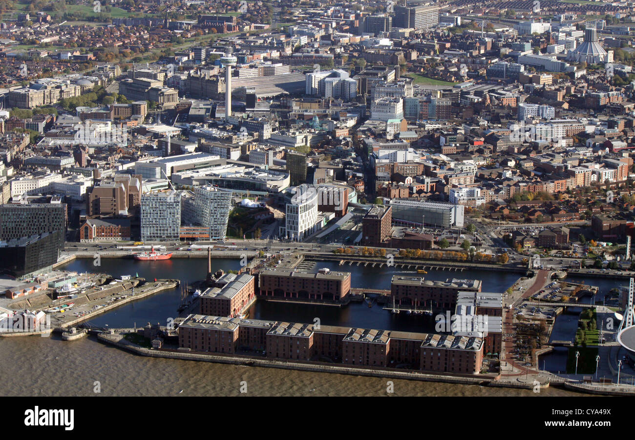 Vista aerea del Royal Albert Dock, Liverpool con il centro della città al di là Foto Stock