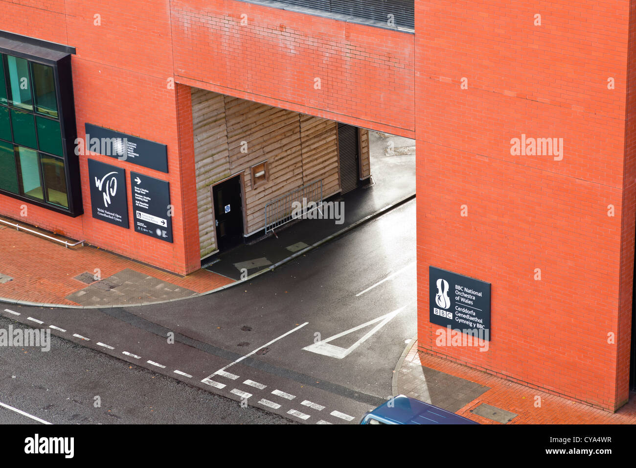 Ingresso posteriore 'stage" porta al Millennium Centre, casa della BBC Orchestra nazionale del Galles, la Baia di Cardiff Wales UK. Foto Stock