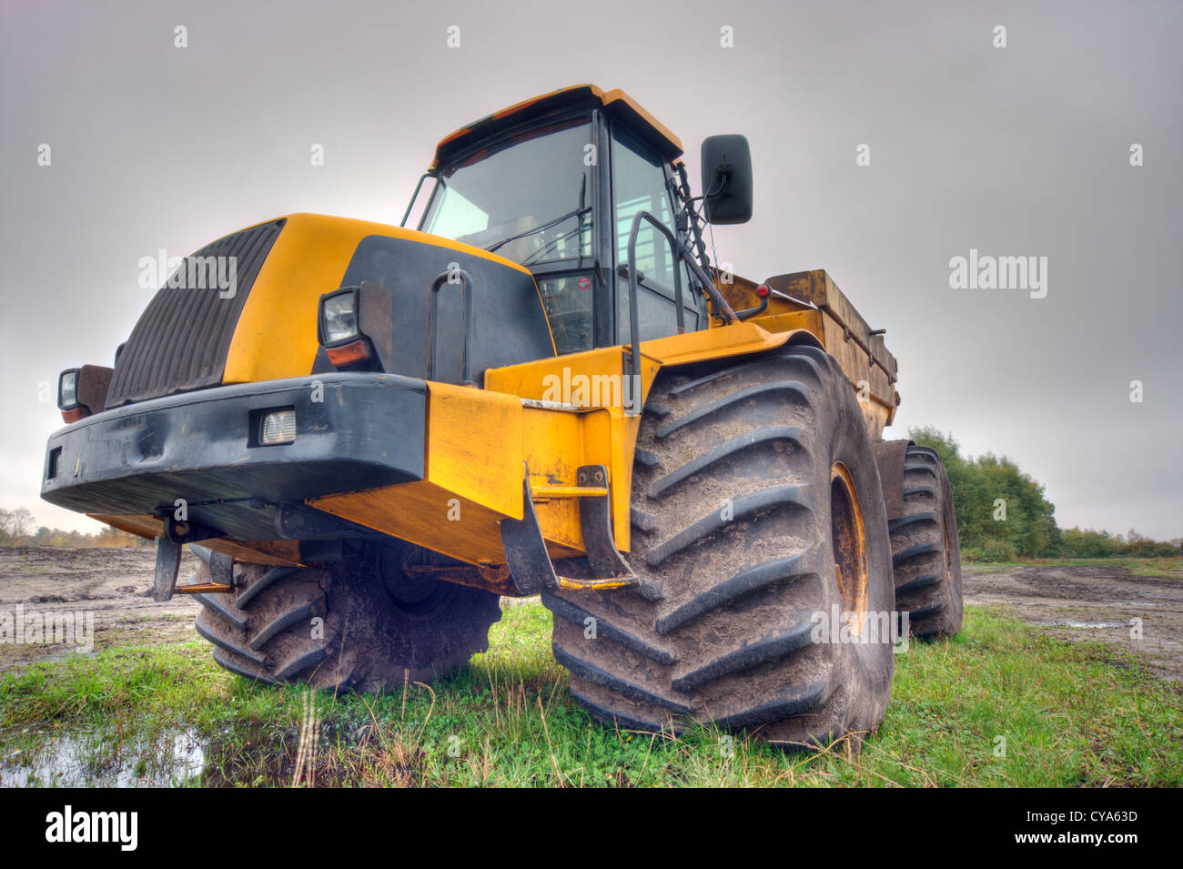 Un giallo carrello con ruote di grande diametro per trasporti pesanti Foto Stock