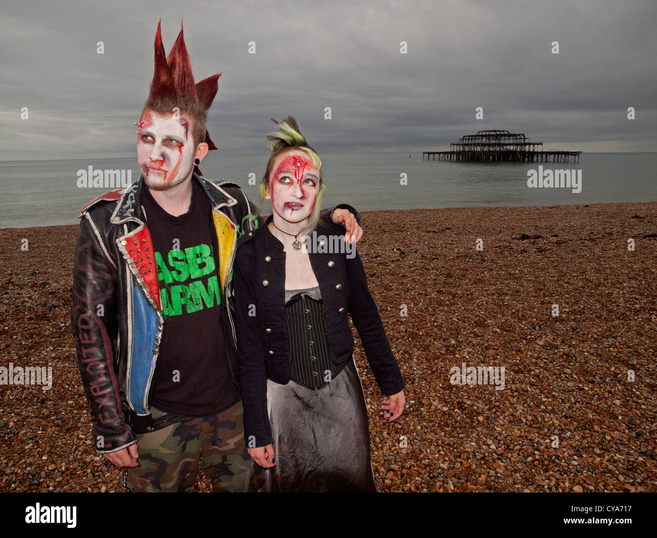 Un punk giovane al Brighton zombie a piedi. Foto Stock