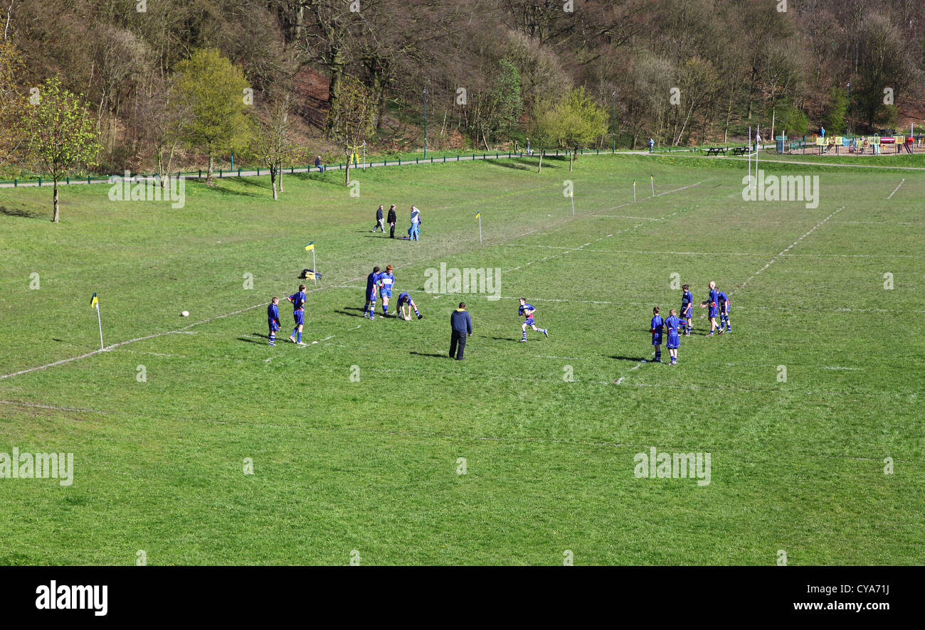 Maschi giovani giocatori di rugby allenamento su un rugby campo da gioco Foto Stock