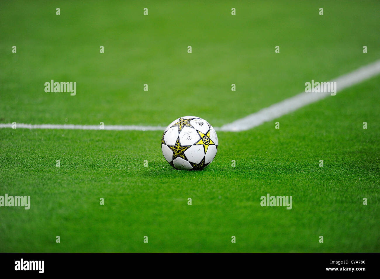 Champions League "Ball Adidas Final 2013' sul campo di calcio Foto Stock