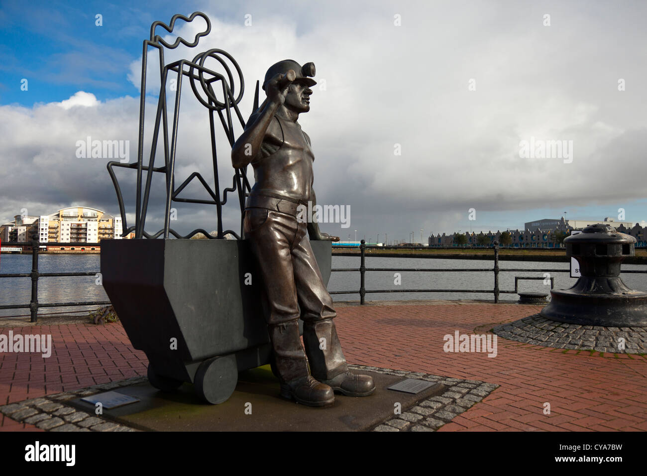 Statua in bronzo omaggio alle miniere di carbone del Galles del Sud, "dalla fossa per porta' da John Clinch ARCA di Tregaron. Foto Stock