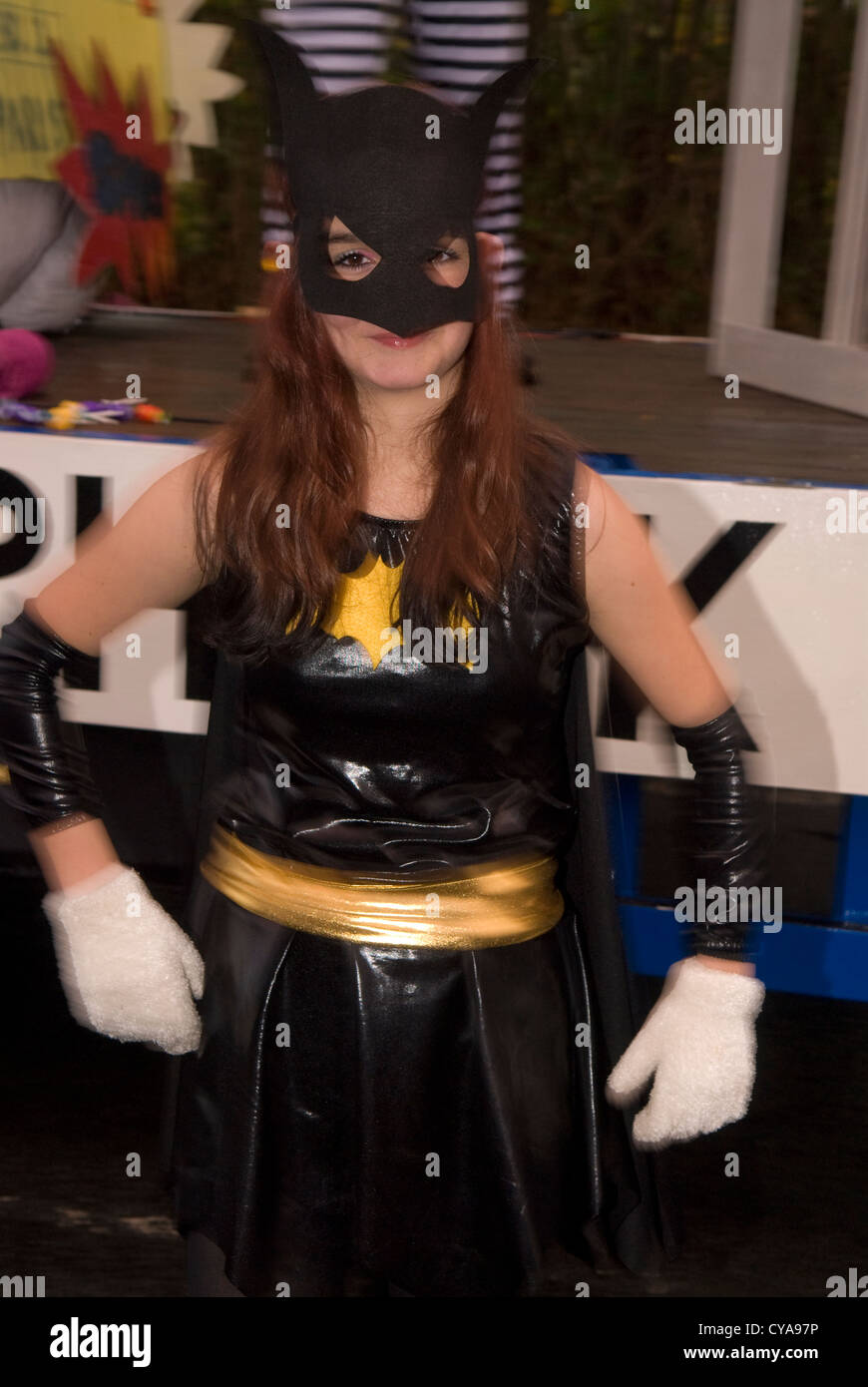 Ragazza vestita come batwoman a Liphook Carnevale, Hampshire, Regno Unito. 27.10.2012. Foto Stock