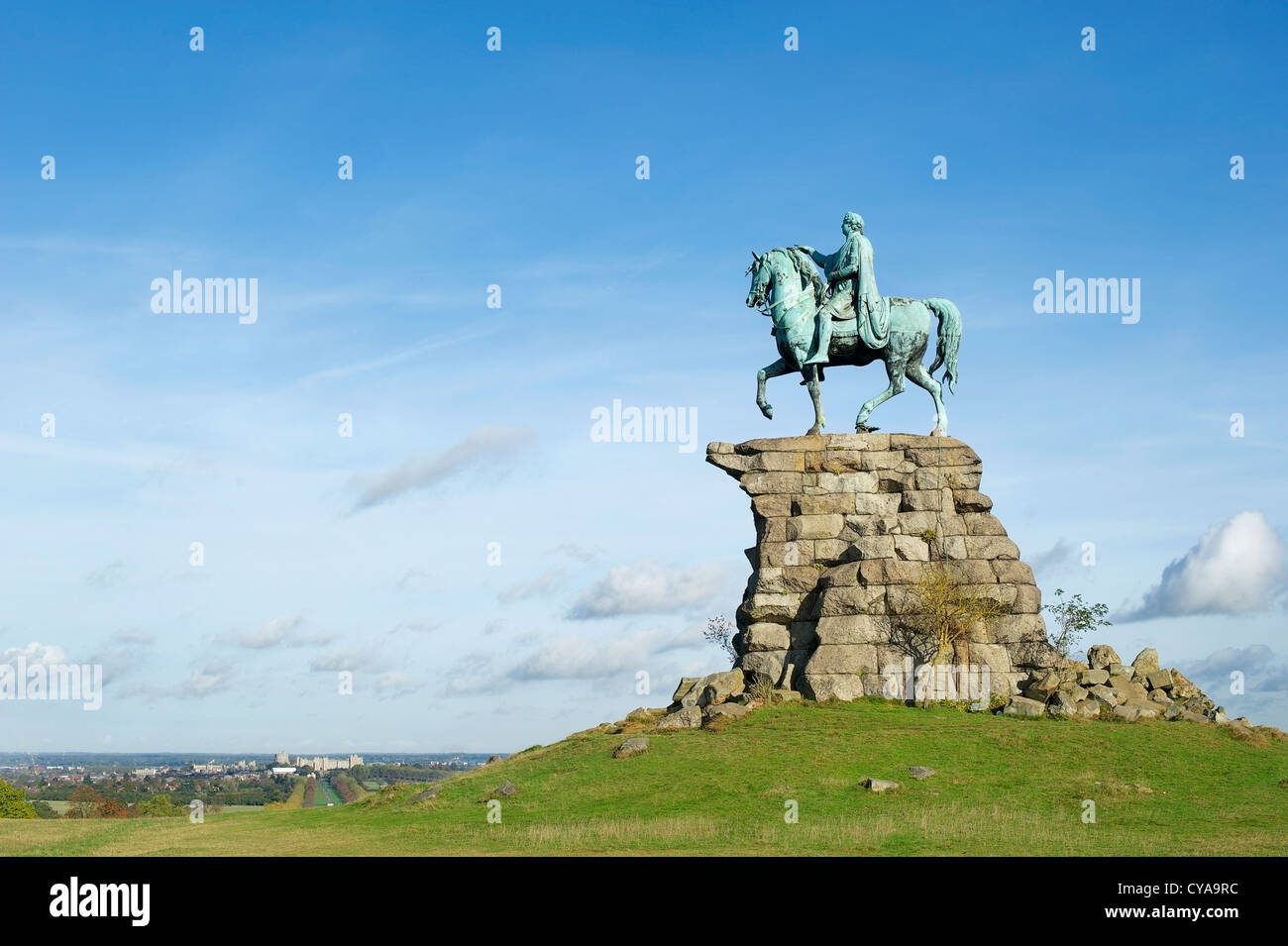 Il re George III Copper Horse statua con il Castello di Windsor in background Foto Stock